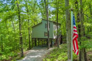 Peaceful Hideaway Treehouse near Little River Canyon