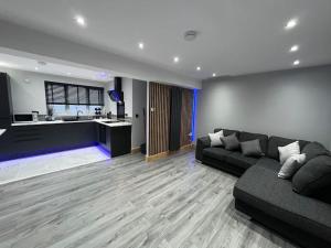 Entire Two Bedroom Guest House & Free Parking