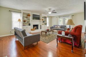 The Gamecock Cutie Lakeside Home Near Bases & USC - 3hvězdičkové hotely ve městě Columbia