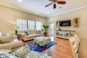 Miramar Beach Condo with Pool - Walk to Beach!