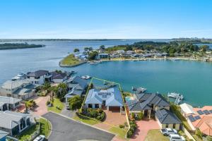 Dolphin Waters - Waterfront Delight - Holiday Yamba