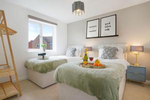 Detached House with Free Parking, Super-Fast Wifi and Smart TV with Netflix by Yoko Property