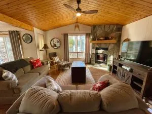 Dawson Loop Inn 3BR Lakefront Chalet Style Cottage - Coe Hill