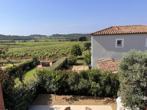 Maisons de vacances Maison renovee avec jardin et climatisation, proche vignes - FR-1-726-28 : photos des chambres