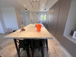 Maisons de vacances Maison renovee avec jardin et climatisation, proche vignes - FR-1-726-28 : photos des chambres