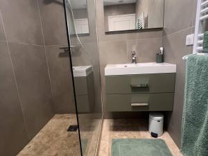 Maisons de vacances Maison renovee avec jardin et climatisation, proche vignes - FR-1-726-28 : photos des chambres