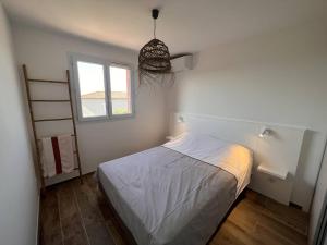 Maisons de vacances Maison renovee avec jardin et climatisation, proche vignes - FR-1-726-28 : photos des chambres