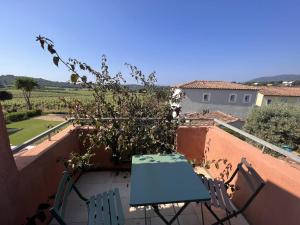 Maisons de vacances Maison renovee avec jardin et climatisation, proche vignes - FR-1-726-28 : photos des chambres