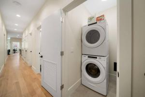 Modern Lux: Brand New 3BR Condo by UC in Chicago