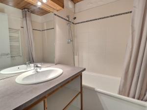 Confortable 2P+Cabine, Skis aux pieds, proche commerces, 56 pers - FR-1-182A-32