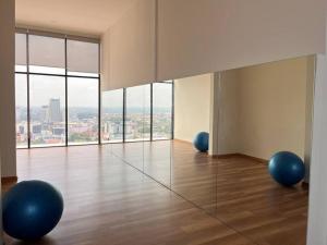 Urban Vista @ The Quartz Residence: City Center Retreat with InfinityPool