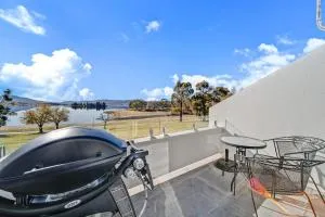 Horizons 306 - Deluxe Lake Front Studio l Pool l Tennis l WiFi l BBQ - Berridale