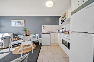 Horizons 306 - Deluxe Lake Front Studio l Pool l Tennis l WiFi l BBQ