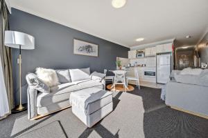 Horizons 306 - Deluxe Lake Front Studio l Pool l Tennis l WiFi l BBQ