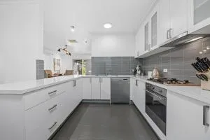 Ballarat Cozy Cottage for Families, Sleeps 8, Pet Friendly, Big backyard, Parking for 4 cars, Close to Shopping mall - Miners Rest