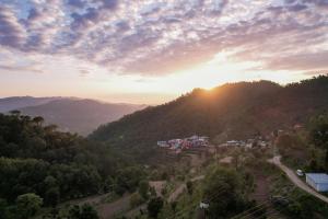 SaffronStays Summer Estate - 3BR hill-view villa with verandah, farm dining, treks & live BBQ under starry skies