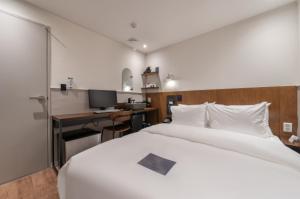Phòng Deluxe Giường Đôi Có Bồn Tắm (Deluxe Double Room with Bath)