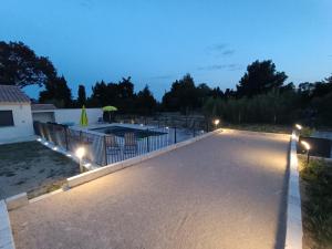 Maison indépendante avec piscine, 10min Avignon