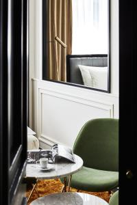 Deluxe King Room room in Roomers Munich Autograph Collection