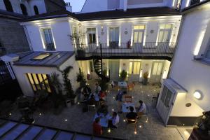 The 3 Ducks Eiffel Tower by Hiphophostels