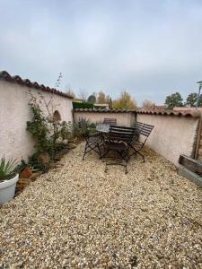 Maisons d'hotes Logement Le Temps d une Pause jusqu'a 4 personnes en face du Beaujolais - Climatisation et Borne recharge vehicule electrique : photos des chambres