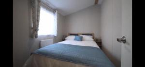 3 Bed Caravan - Sleeps 6 - Parking - Wifi