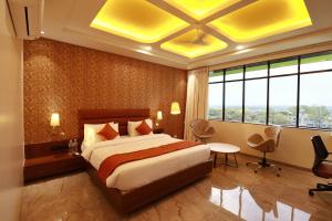 Four Petals Executive by LHMS