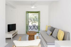 Seaside Paros Beach House Green