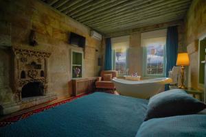 Hezen King Suite room in Takaev Cave Hotel