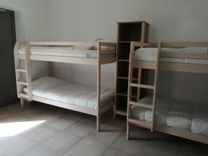 Maisons de vacances LA BORDERIE - MAISON DES RANDONNEES - Gite etape - gite de groupe : Ce lit simple est situé dans un dortoir.
