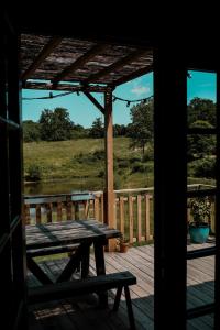 Sejours a la ferme La ferme du pont de Maumy, cabane au bord de l'etang : photos des chambres