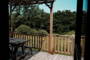 Sejours a la ferme La ferme du pont de Maumy, cabane au bord de l'etang : photos des chambres