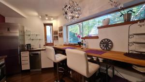Design Ferienwohnung 2. Reihe Wörthsee mit Garten und großer Terrasse
