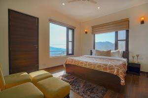 SaffronStays Summer Estate - 3BR hill-view villa with verandah, farm dining, treks & live BBQ under starry skies