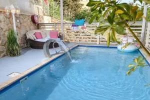 שקד באופק - וילה מקסימה עם 2 בריכות וג'קוזי מול החרמון - Yuval