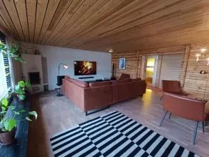 Hirsihuvila yksityisessä niemessä Petäjävedellä - Petäjävesi