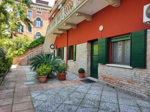 Leos House with Garden