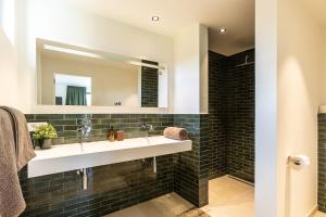 Leie Villa II - by the river with sauna & jacuzzi