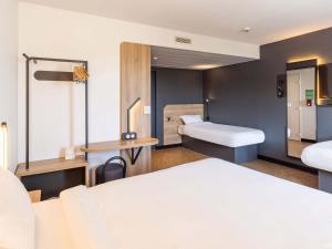 Hotels B&B HOTEL Rennes Parc Expo Aeroport : Chambre Quadruple