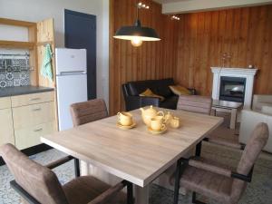 Maisons de vacances Nice holiday home in Cuzy with shared pool : photos des chambres