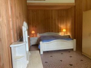 Maisons de vacances Nice holiday home in Cuzy with shared pool : photos des chambres
