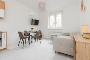 Warsaw City Centre Apartment Sniadeckich near Metro Station by Renters