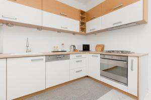 Warsaw City Centre Apartment Sniadeckich near Metro Station by Renters