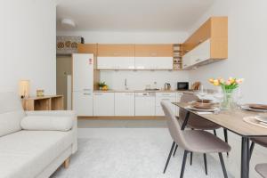 Warsaw City Centre Apartment Sniadeckich near Metro Station by Renters