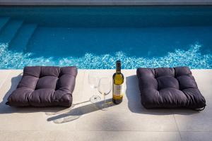 Villa Aida - 4 bedroom luxury villa with large private pool 4K projector and Jacuzzi