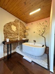 Chalé em condomínio a 1km do Capivari - KG Home