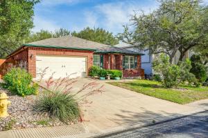 North San Antonio Vacation Rental with Yard and Deck! - 4hvězdičkové hotely ve městě San Antonio