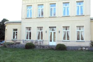 Petit château à la campagne.