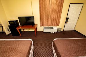 Double Room with Two Full Beds - City View (Non Smoking) room in River Place Inn & Cabins