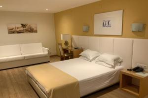 Double Room with Two Extra Bed room in Hotel Mare